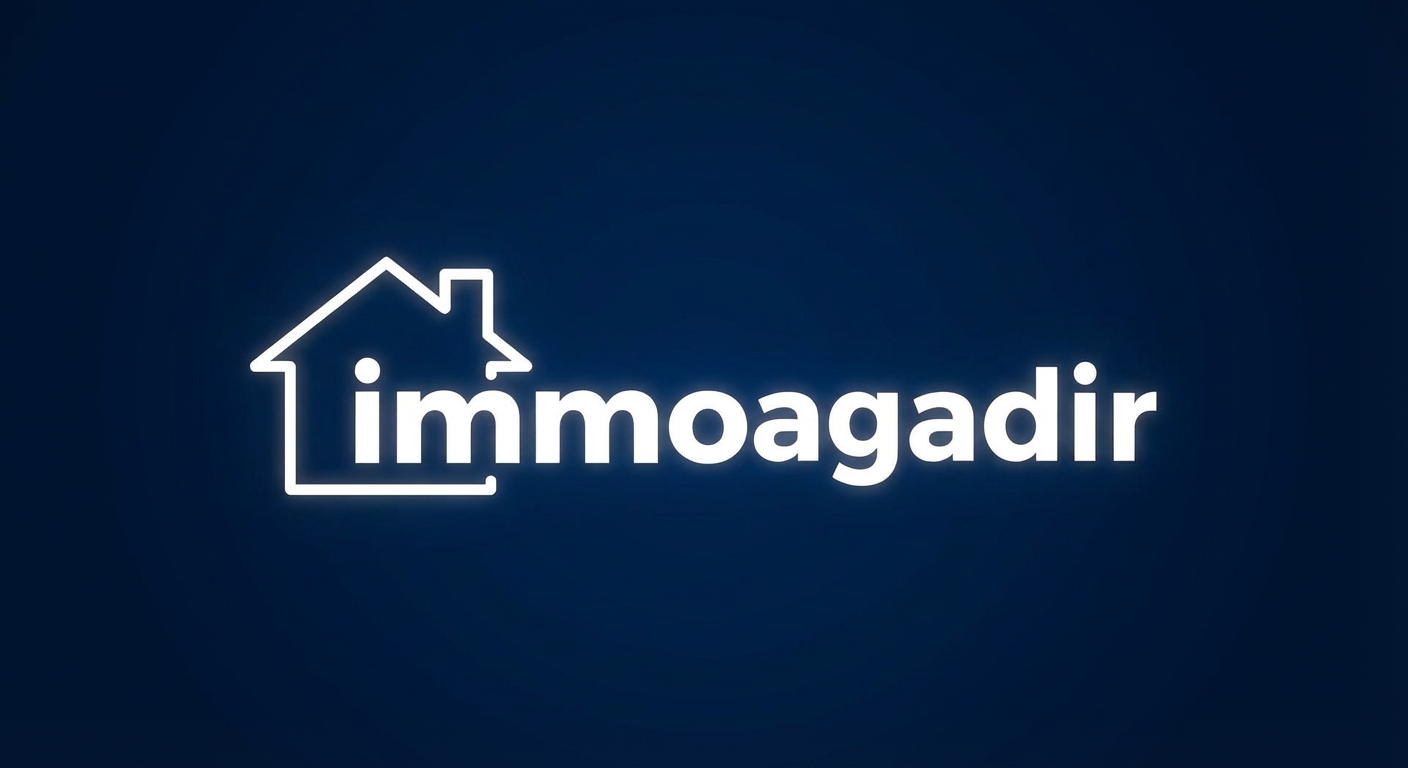 Minimalistisches Logo: kleines Haus-Symbol in Schwarz und Grau links neben dem Schriftzug "Immoagadir", moderner, klarer Stil, gut lesbar auch in klein